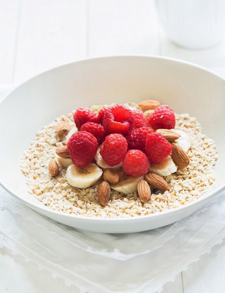 Desayunos sanos, fáciles y rápidos: El porridge <p>Las <strong>gachas de avena</strong> o porridge son una fantástica opción sana y fácil (además, puedes dejarlas a remojo durante la noche para que estén listas a la mañana siguiente). Descubre la<a href="http://www.1000fitmeals.com/2015/01/100-gachas-de-avena.html" target="_blank"> receta de gachas de avena de 1000 Fit Meals</a>.</p>