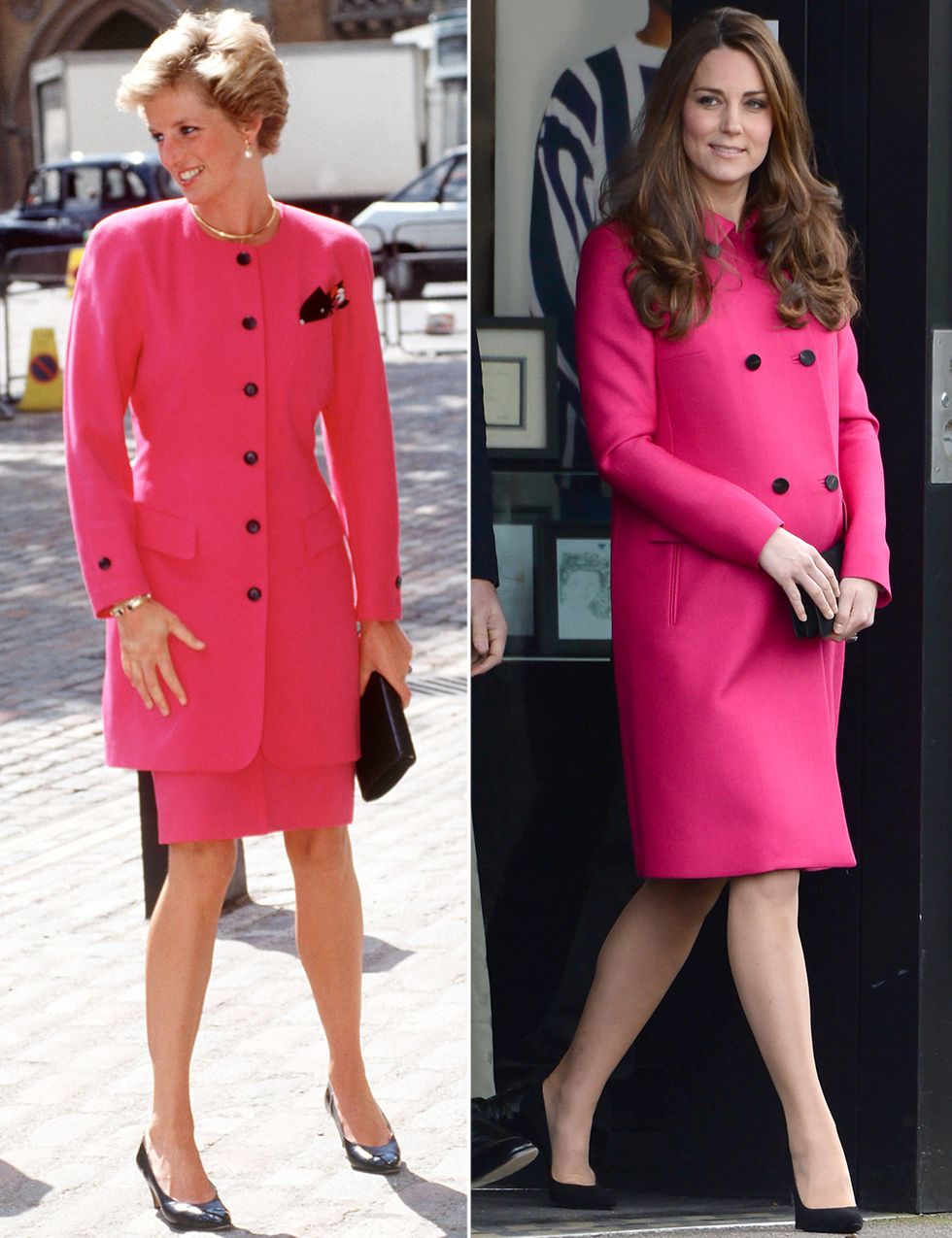 <p>Casi idénticas suegra y nuera en rosa y negro, la primera con un traje de chaqueta y la segunda con un abrigo.&nbsp;&nbsp;</p>