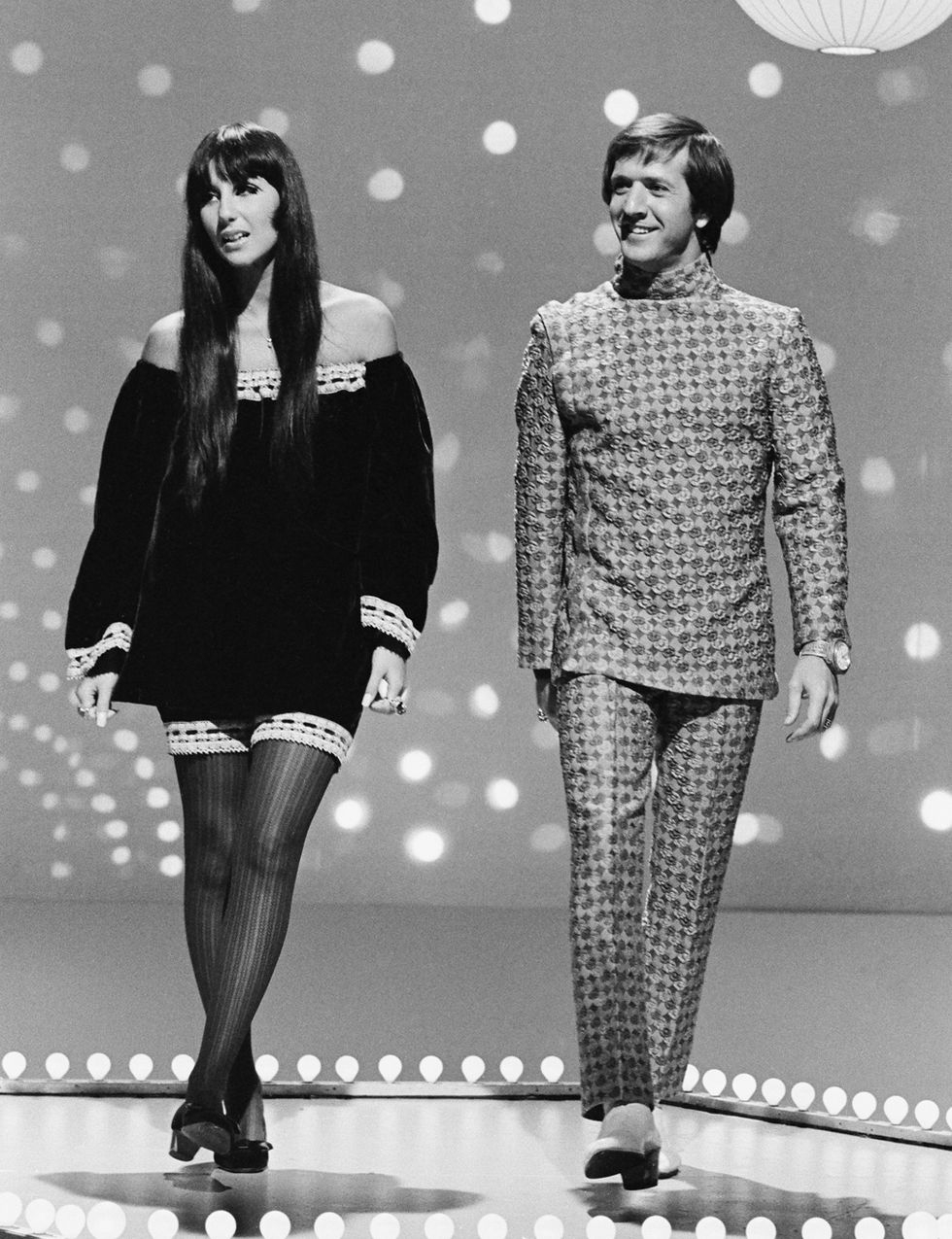 <p>En 1965, Sonny y Cher lanzaron su himno al amor, ‘I Got You Babe’. La canción fue número 1 en las listas Billboard así que quizás, finalmente, su amor pudo pagar el alquiler.</p><p>&nbsp;</p>