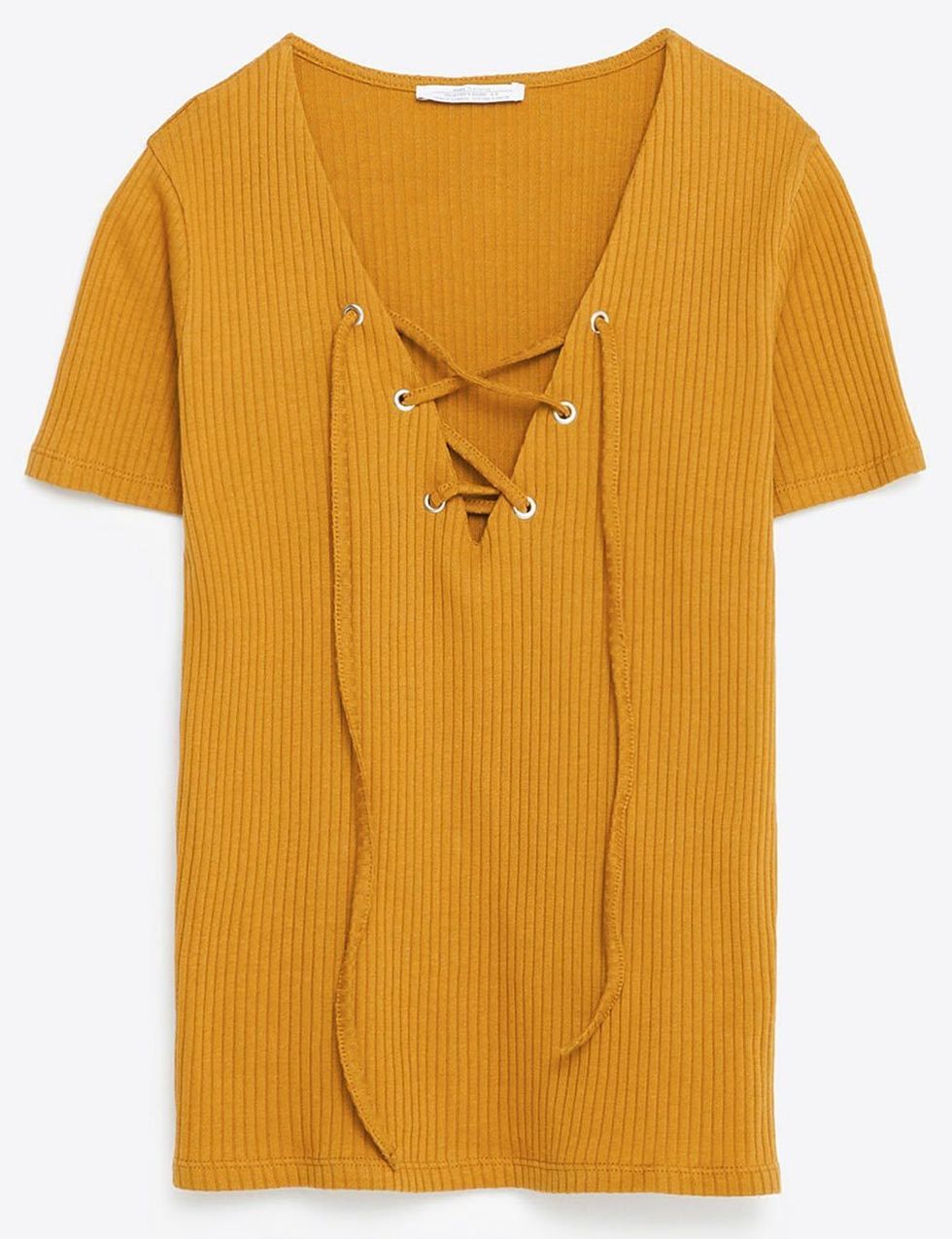 <p>Camiseta con cintas en el escote (12,95 €) de Zara.</p>