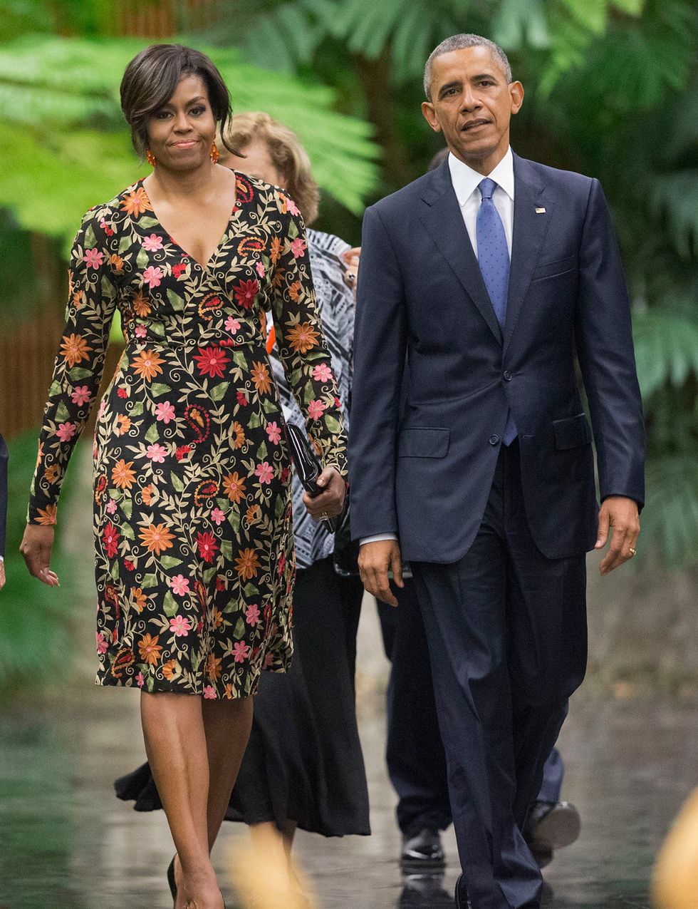 <p>En su segundo día en Cuba, <strong>Michelle Obama</strong> también ha optado por las flores pero en esta ocasión en un vestido de tonos más oscuros y manga larga. La primera dama de EEUU eligió unos favorecedores pendientes 'racimo' naranjas.</p>