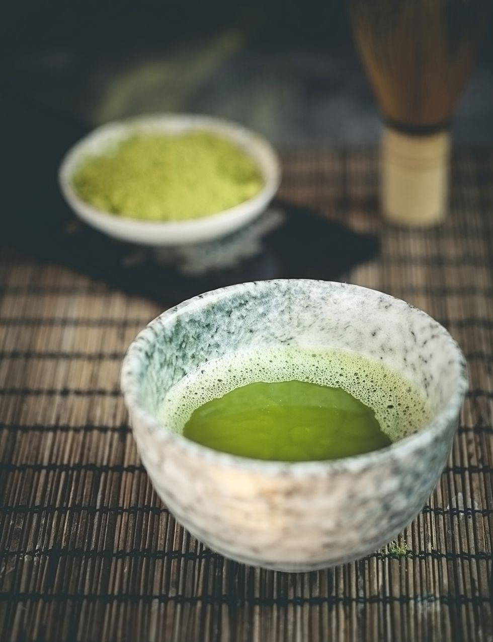 <p>Según Larrea, <strong>una taza de té Matcha equivale a 10-20 veces los antioxidantes del té verde</strong>. “La catequina (EGC) es el antioxidante presente en el té verde y lo que le ha proporcionado tan buena fama, ya que se sabe que es particularmente potente en la lucha contra los radicales libres (partículas reactivas que nos hacen envejecer y enfermar)”, explica.”El galato de epigalocatequina (EGCG) resulta ser la catequina más beneficiosa encontrada en el té. De hecho, un estudio indica que el EGCG <strong>es de 25 a 100 veces más potente que las vitaminas antioxidantes C y E</strong>”, dice. “Este estudio también informó de que tan solo una taza de té verde tiene más efectos antioxidantes que una porción de brócoli, espinaca, zanahorias o fresas. De hecho, según Larrea, el té Matcha contiene <strong>hasta 17 veces más antioxidantes que la mora azul</strong> y más betacarotenos que la zanahoria.&nbsp;</p><p>&nbsp;</p>
