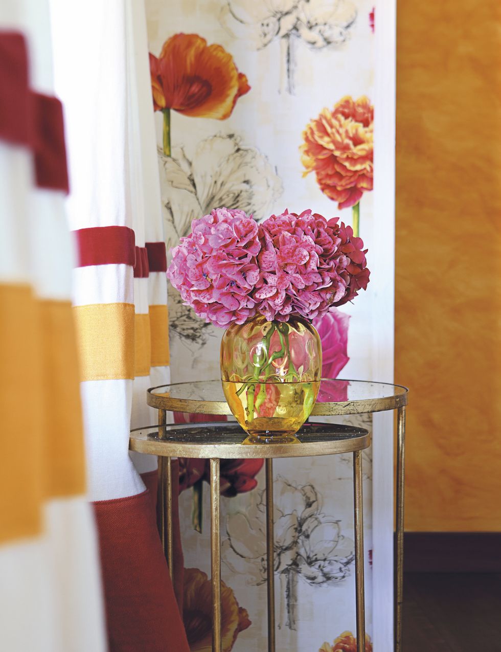 <p>Es uno de los recursos decorativos favoritos de Marta de la Rica. Están colocadas en un jarrón de cristal amarillo, de Zara Home.</p>
