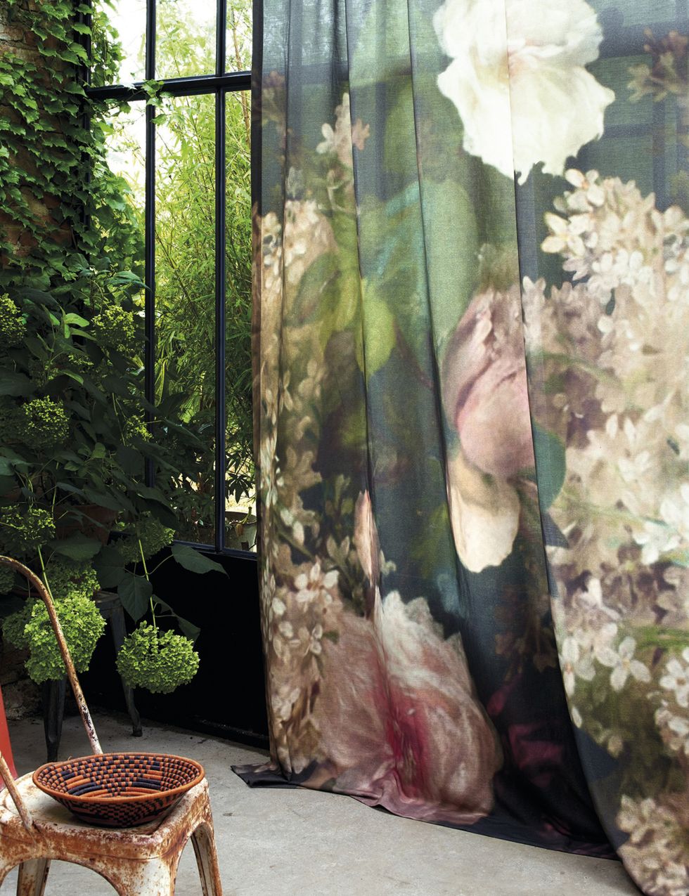 <p>Adiós al frío. Artemis te trasladará a un jardín romántico a gran escala con estas cortinas vestidas con una tela ligera, mezcla de algodón y lino. Es lo último de Élitis. ¡Ideal! <a href="http://www.elitis.fr" target="_blank">www.elitis.fr</a></p>