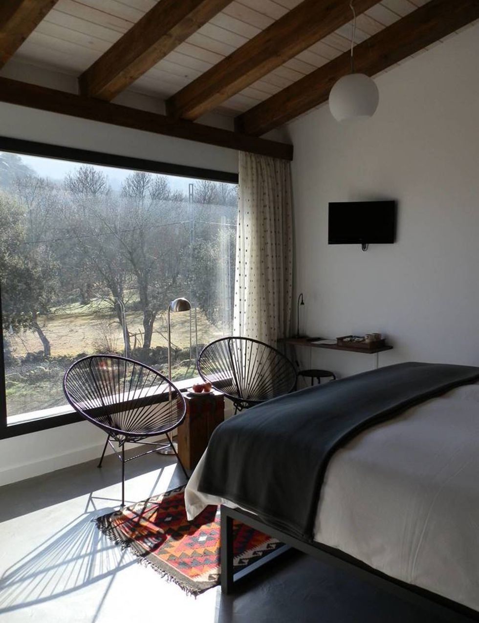 <p>Es el típico destino que está circulando de boca en boca y se está haciendo famoso a pasos agigantados: es el primer hotel calificado como 'agrochic'. En plena naturaleza, <a href="http://www.el-hotelito.es/" target="_blank">El Hotelito</a> se encuentra en Navaluega (Ávila) y en el valle entre las estribaciones de Gredos y la sierra de Ávila. Admiten perros pero con suplemento (15 €), y cualquier otro tipo de mascotas siempre que se realice una petición previa.</p>