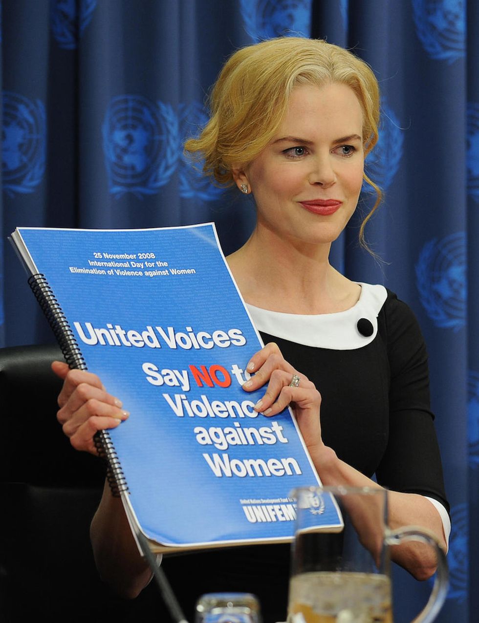 <p>Nicole Kidman fue nombrada en 2006 Embajadora de Buena Voluntad para las mujeres en la ONU. Su trabajo consiste en despertar las conciencias sobre la vulneración de los derechos femeninos en todo el mundo, prestando especial atención a la violencia contra las mujeres. Fue la portavoz de de la campaña 'Di NO-Unidos para acabar con la violencia contra las mujeres', una iniciativa que proclamó el día 25 de cada mes como Día Naranja, un día dedicado a despertar conciencias y a prevenir la violencia de género,</p><p>&nbsp;</p>