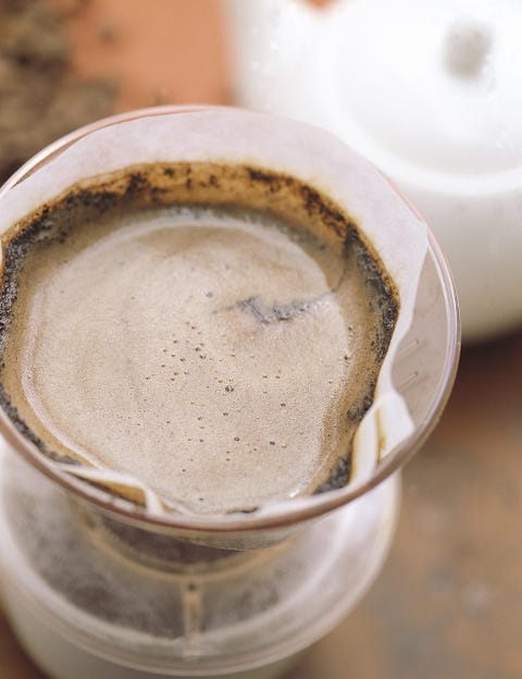 El filtro de café <p>Los granos de café estaban en nuestras vidas desde hace siglos, pero los filtros de las cafeteras no llevan tanto. Fue Melitta Bentz la que, a principios del siglo XX, y harta de usar bolsas de lino para colar un café que siempre acababa con posos, probó a encontrar una nueva solución. La alemana la halló cuando vio que agujereando un recipiente metálico y cubriéndolo con papel secante del que usaban sus hijos, el café salía perfecto y bien filtrado. Tras patentar en 1908 su invento, creó una empresa para venderlo, que se expandió rápidamente.</p>