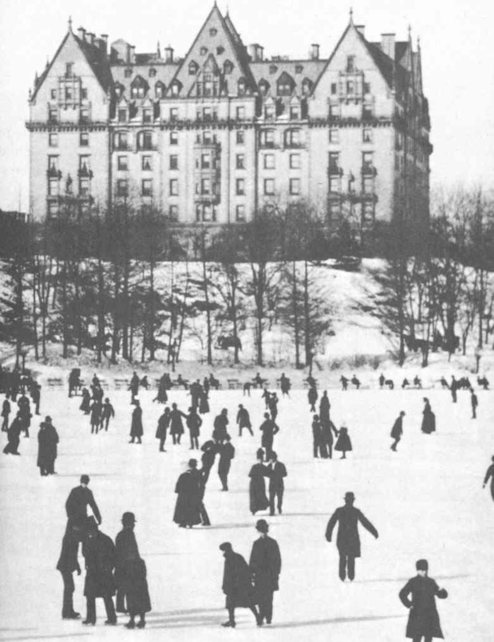 <p>Construido en 1884 junto a Central Park, “son muchos los que defienden que el Dakota es un gran contenedor espectral”, en palabras de Iván Mourín, autor de 'Anatomía de las casas encantadas'. Allí se rodó 'La semilla del diablo'; allí Boris Karloff hacía sesiones de espiritismo; allí empezó a haber apariciones, objetos que se movían solos y ruidos extraños en los años 60; y allí fue asesinado John Lennon, en la puerta, por el disparo de un fan. Su viuda, Yoko Ono, aseguró que su marido se apareció al cabo de los años ante su piano blanco y le dijo: “No tengas miedo, todavía estoy contigo”. ¿Será que el edificio atrae a los espíritus?</p>