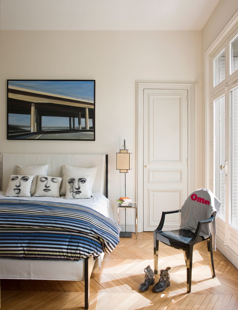 <p>Los colores <i>soft</i> y la exquisita simplicidad del mobiliario aportan serenidad en la habitación principal. Sobre la cama, de Maxalto, las expresivas caras de los cojines de Fornasetti animan el espacio. La lámpara con pantalla de papel <i>Ion</i>, es de Caravane, y la obra de la artista Mathieu Weiler.</p><p>&nbsp;</p>