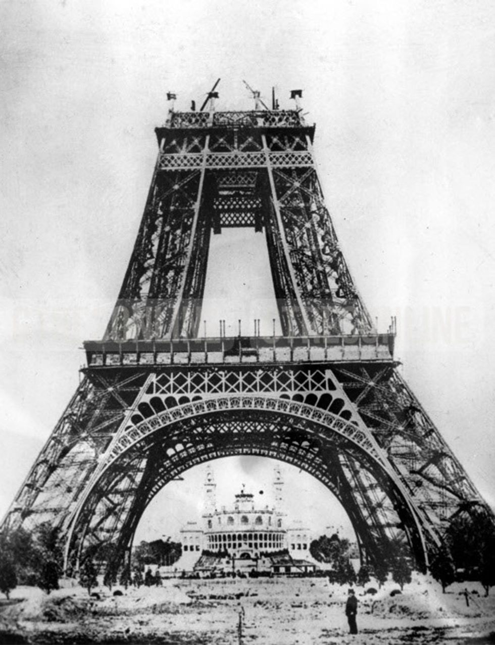 <p>&nbsp;Gustave Eiffel (el ingeniero constructor) había previsto 12 meses de trabajo para verla finalizada, pero finalmente le llevó algo más del doble de tiempo. Concretamente dos años, dos meses y cinco días.</p>