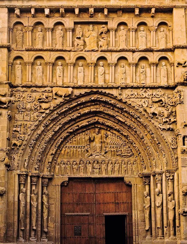 Impresionante portada de Santa María la Real.