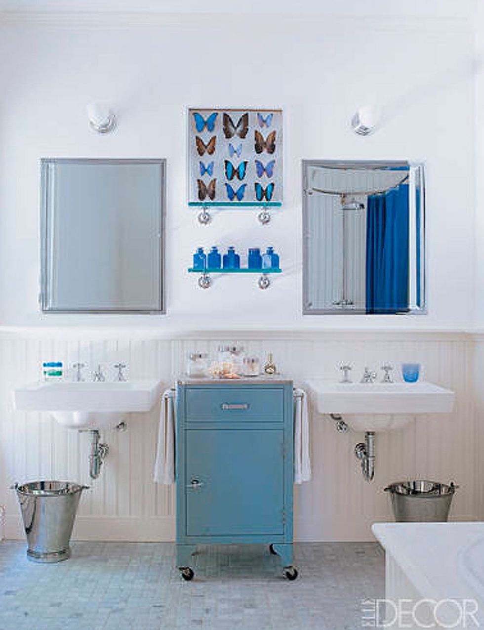 <p>Un zócalo de madera, al más puro estilo Hamptons, reviste la pared del baño de la actriz en dicha zona. Entre los dos lavabos, de American Standard, destaca un armario de médico en color azul lavado.</p>