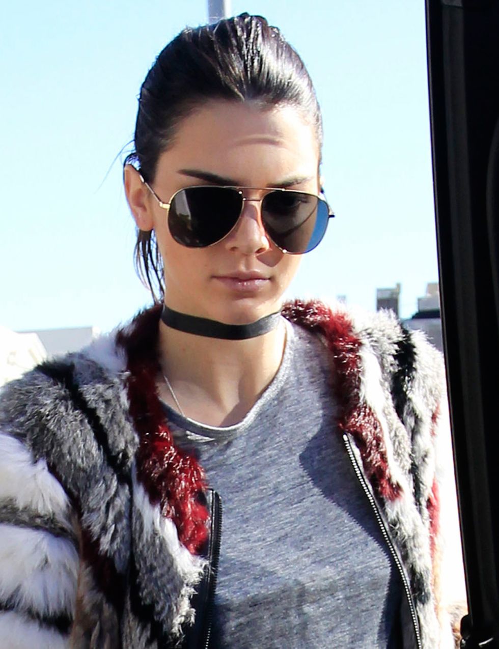 <p>Es el collar de moda y como no podía ser de otra manera <strong>Kendall Jenner</strong> lo luce en su versión más básica, de color negro.&nbsp;</p>