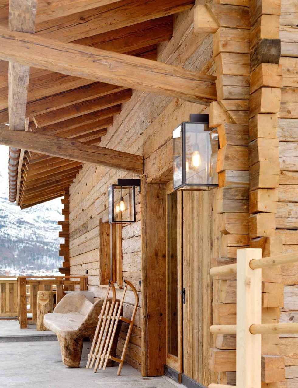 <p>El chalet Les Anges está ubicado en la exclusiva zona de Petit Village, de Zermatt. El exterior está revestido de madera y piedra.</p>