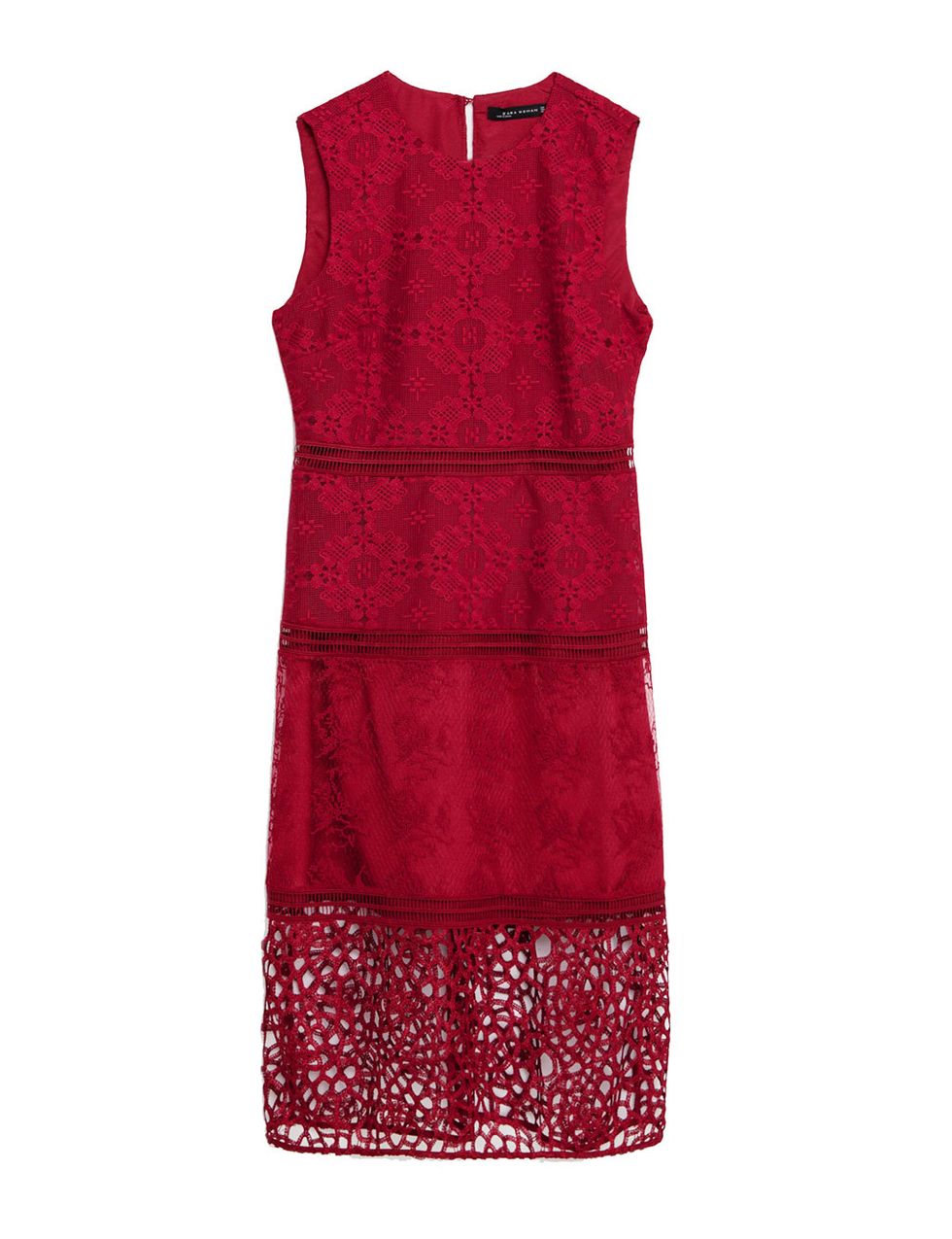 <p>Vestido burdeos con detalle de guipur de Zara (49,95 €).</p>