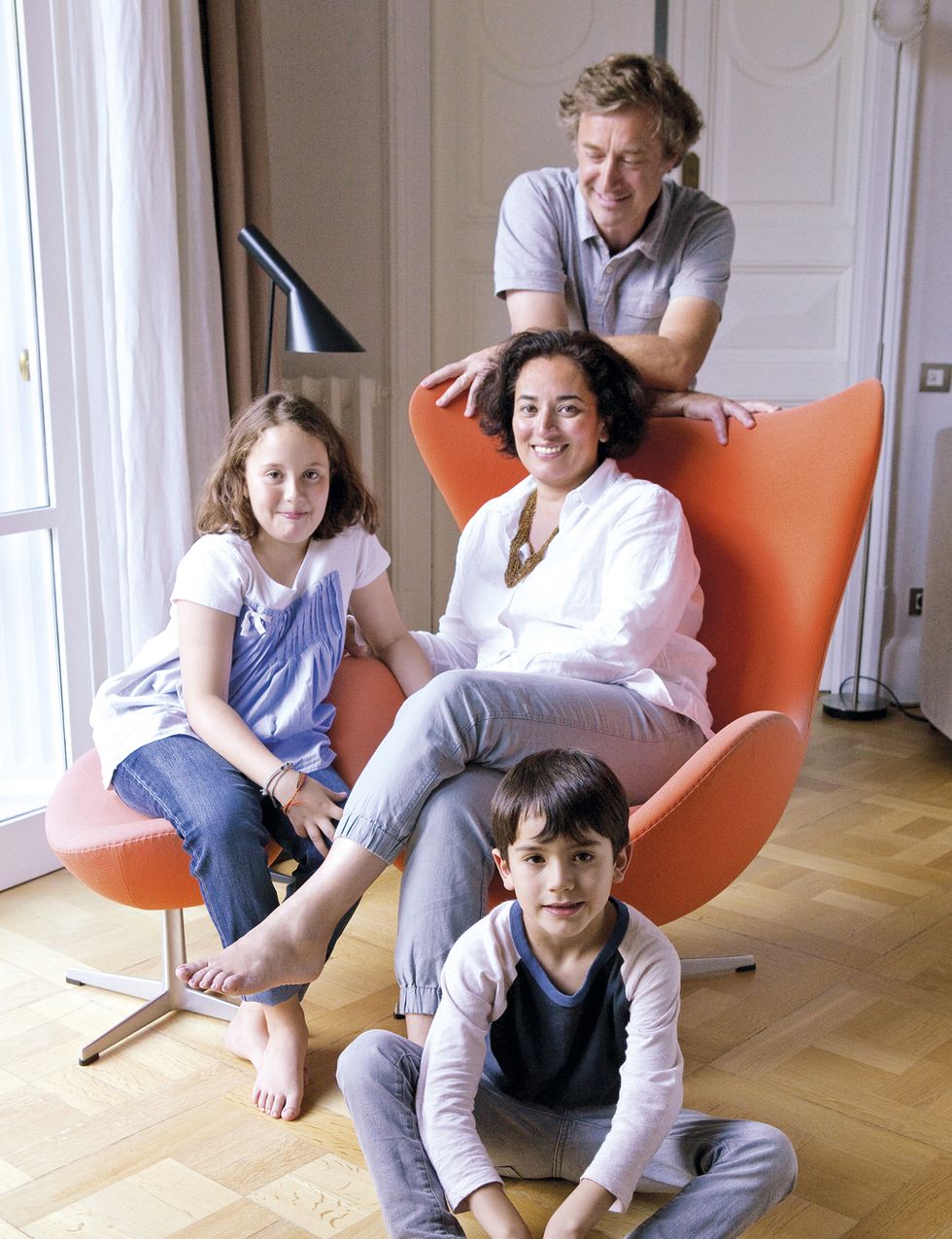 <p>Ana y Hans con sus hijos, Candela y Thomas, en una butaca con un reposapiés modelo <i>Egg</i>, diseño de Arne Jacobsen, de Fritz Hansen. La lámpara de pie pertenece al modelo <i>AJ</i>, de Arne Jacobsen, en Louis Poulsen.&nbsp;</p><p>&nbsp;</p>