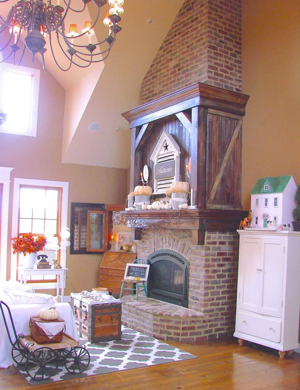 <p>Cuando la blogger Ruthann Winan diseñó su casa hace 10 años, quería crear un espacio confortable. La chimenea, como no, era uno de los básicos. Se acompaña de un baúl, herencia familiar, que hace de mesa de centro. </p>