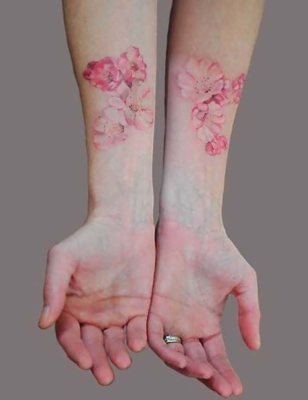 <p>Unas preciosas flores en la parte interna del brazo, en color.&nbsp;</p><p>Fuente: Pinterest.&nbsp;</p>