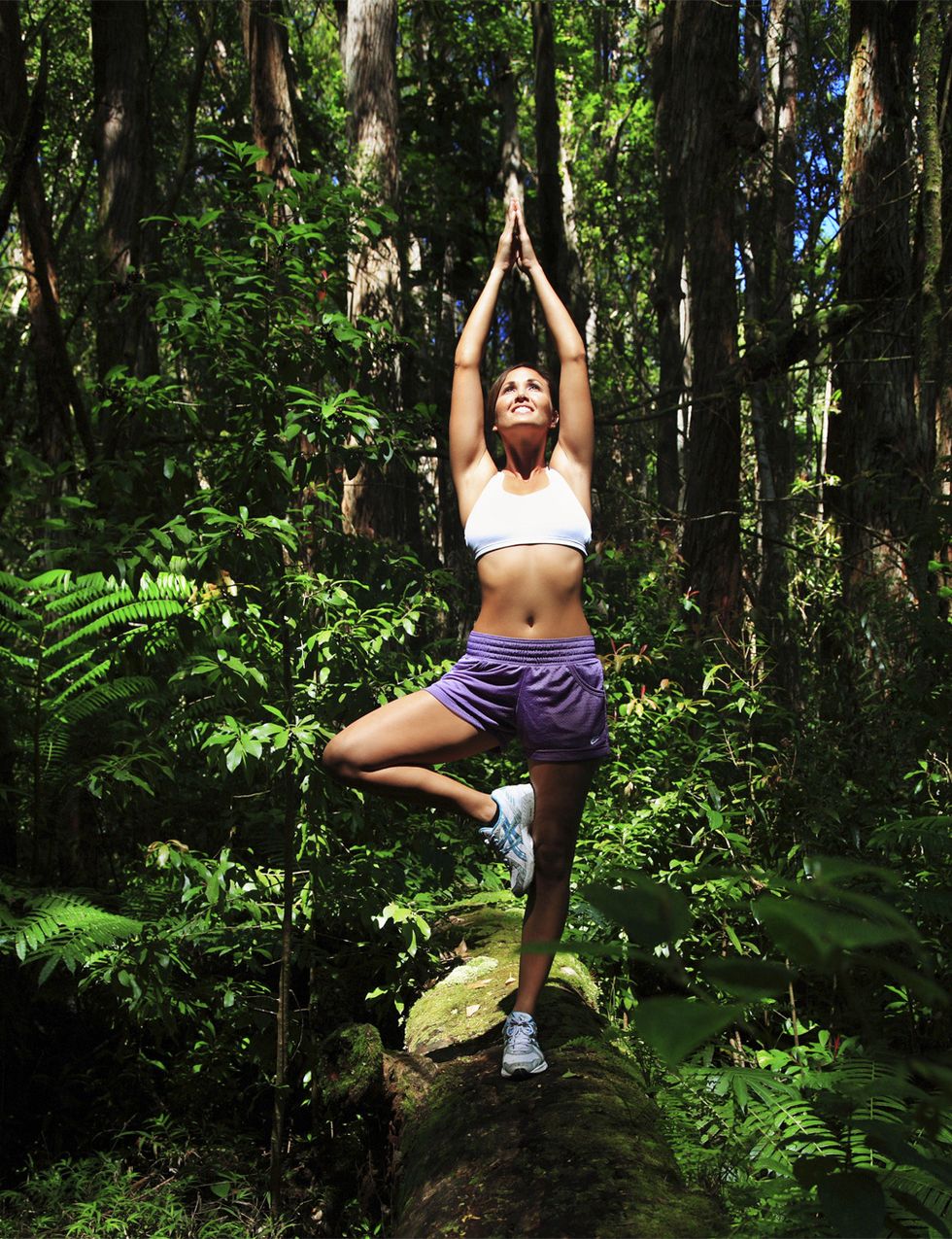 <p>Clave en el running, <strong>la respiración es también es el pilar del yoga, la conexión entre cuerpo y mente</strong> y una potente herramienta que permite que te ayudará a calmarte, a oxigenar cada célula de tu cuerpo y a aumentar tu tono vital. En yoga se realizan diferentes prácticas respiratorias (pranayamas), <strong>desde respiraciones intercostales hasta la potente respiración Ujjayi o de los océanos</strong>. La respiración yogui, consciente y natural, mejora la capacidad respiratoria y te proporcionará control mental en el running. Prueba. Para hacer la respiración Ujjayi respira sólo por la nariz y, al exhalar, <strong>cierra suavemente la garganta imitando el sonido de las olas del mar</strong>.&nbsp;</p><p>&nbsp;</p>