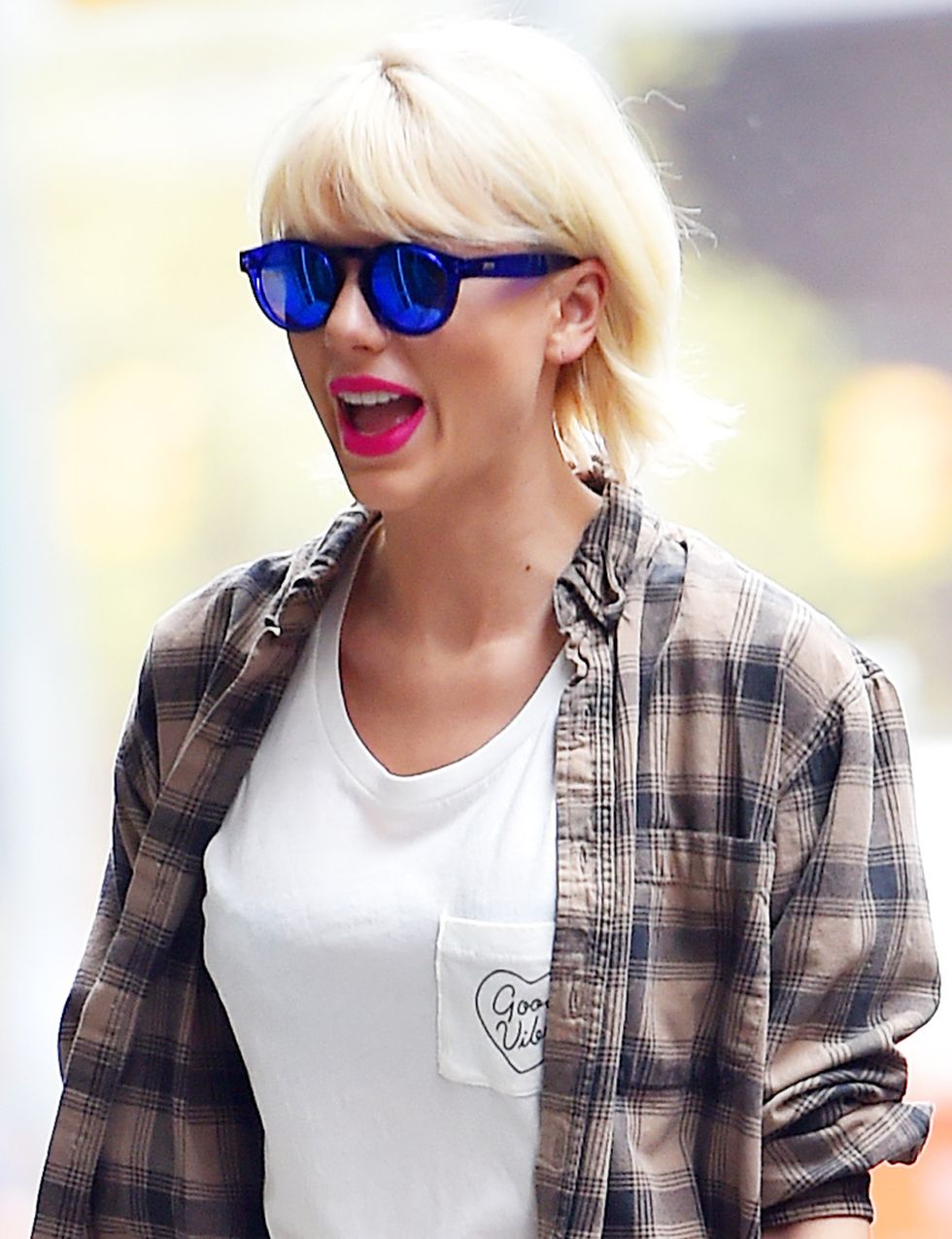 <p>Muy coloridas las gafas de&nbsp;<strong>Taylor Swift</strong> en azul eléctrico. Solo para las más atrevidas.</p>