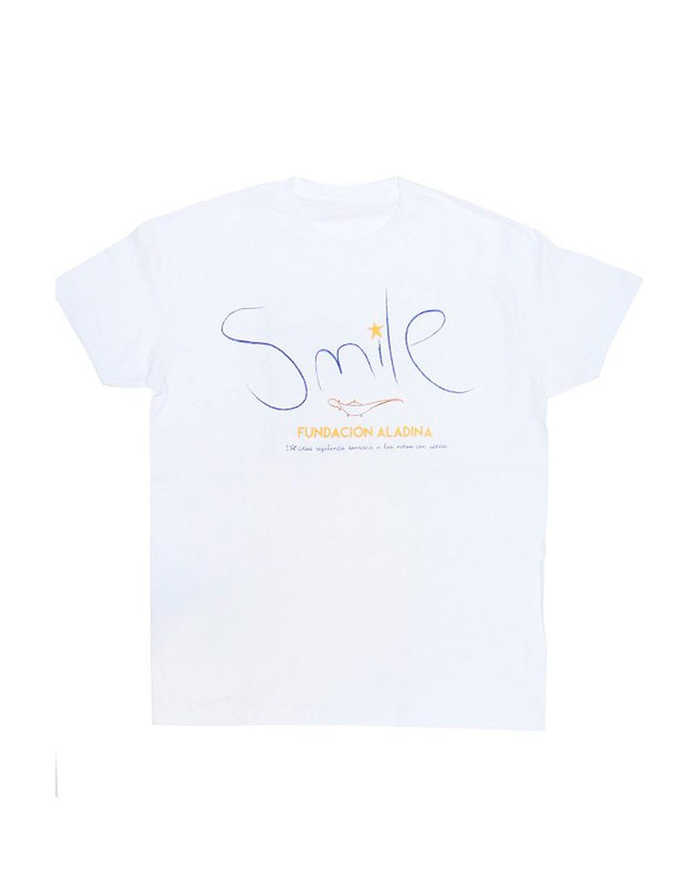 <p>'Smile', dice esta camiseta de la <a href="http://www.latiendadealadina.org/regalos-solidarios-fundacion-aladina/15-camiseta-chico-fundacion-aladina.html" target="_blank">Fundación Aladina</a>&nbsp;(14,90 €) y es lo que conseguirás comprándola, llevar la sonrisa a los niños enfermos de cáncer. Lo recaudado&nbsp;va directo a los diferentes proyectos de la fundación.</p>
