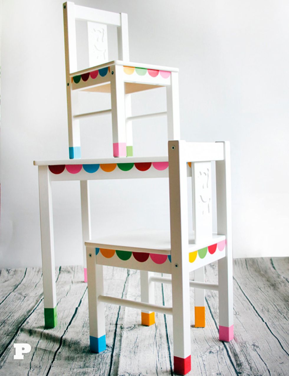 <p>Las clásicas sillas y mesa <i>Kritter,</i> de Ikea, cobran una nueva vida gracias al vinilo adhesivo de colores que decora el borde y&nbsp; la parte inferior de las patas. Todo el proceso, en <a href="http://pysselbolaget.se/en/2014/05/20/kids-table-makeover/" title="Pysselbolaget" target="_blank">Pysselbolaget.</a></p>