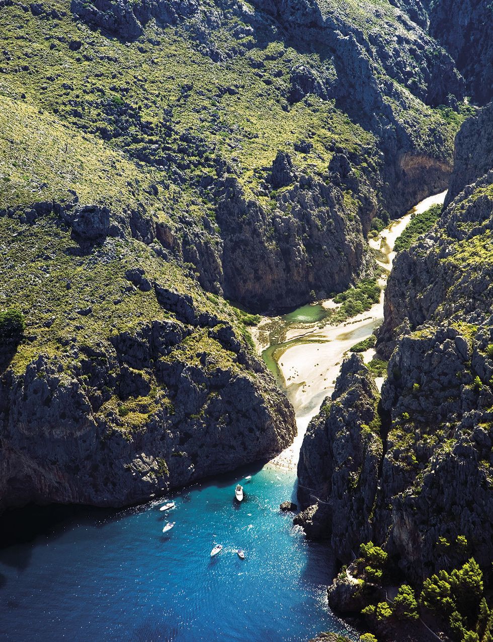 <p><strong>Torrent de Pareis (Mallorca). <a href="http://www.infomallorca.net" target="_blank">www.infomallorca.net</a>.</strong></p><p>Te proponemos abordar la isla mallorquina con un plan tan conocido por los amantes del aire libre como extraño para los que llegan aquí en busca exclusivamente de sol y playa. La ruta se llama Torrent de Pareis y es un cañón de 3 km que atraviesa la Sierra de la Tramuntana y discurre entre paredes verticales. Si ya echabas de menos una calita no te preocupes: el camino, declarado Monumento Natural, desemboca en Sa Calobra, una de las mejores playas de la isla y, tan escondida, que en el siglo XVI fue refugio de piratas en la zona.</p>