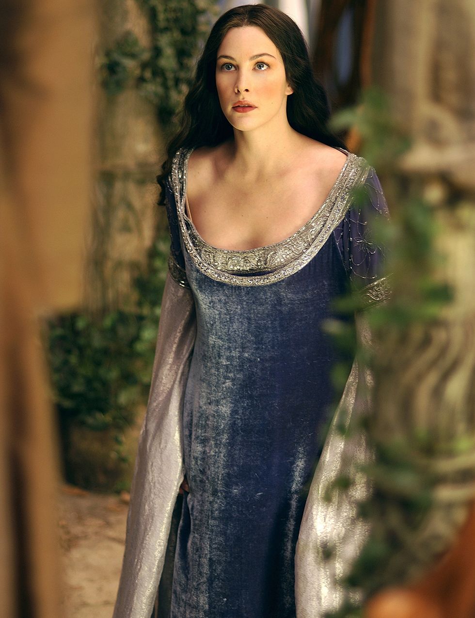 <p>Todos los looks de Liv Tyler como princesa Arwen en las tres pelis de la saga son alucinantes: desde los etéreos con gasas hasta los más medievales como este precioso vestido azul con bordados plateados en forma de mariposa y mangas largas en gris. </p>