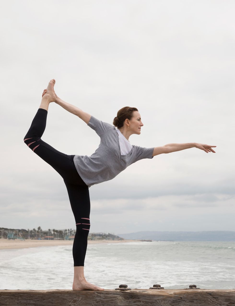 <p>Para tener el cuerpo que quieres, evitar lesiones y correr más y mejor, lo ideal es <strong>combinar el running con sesiones de entreno de fuerza, resistencia, estiramientos</strong>, trabajo postural, equilibrio y, si es posible, relajación una pizca de relajación. <strong>¿No tienes tiempo para hacer tantos entrenamientos? La solución está en practicar yoga</strong>, uno de los sistemas de acondicionamiento físico y mental más antiguos y completos que existen. <strong>Qué estilo.</strong> Actualmente existen muchos estilos de yoga, casi todos basados en el Hatha Yoga, el yoga de la fuerza y la energía, y el más practicado en Occidente. Todos ellos son beneficios si corres, <strong>lo importante es encontrar un estilo que vaya contigo</strong>, desde los más tranquilos hasta los más atléticos.&nbsp;</p><p>&nbsp;</p>