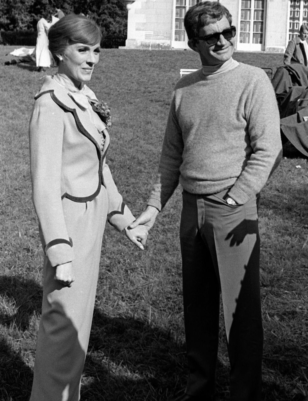 <p>Una de las parejas más adorables de Hollyeood. Andrews y Edwards rodaron ‘Darling Lili’ en 1968, en la que ella era la estrella y él, el director. Él era famoso por haber dirigido ‘Desayuno con diamantes’ y ella también había triunfado con ‘Sonrisas y lágrimas’ . Se casaron al año siguiente.</p>
