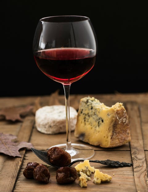 <p>Seguramente sabÃ­as que el vino tinto es una bebida antioxidante pero<strong> Â¿habÃ­as oÃ­do hablar de sus propiedades quemacalorÃ­as?</strong> SegÃºn un estudio del Instituto TecnolÃ³gico de Massachusetts el consumo de vino tinto activa la funciÃ³n de un gen que impide la formaciÃ³n de nuevas cÃ©lulas de grasa y ayuda a movilizar las existentes. <strong>Psst. El vino tinto contiene siete calorÃ­as por gramo</strong> pero en dosis moderadas y junto a una buena alimentaciÃ³n, puede ayudarte a controlar el peso.</p><p>&nbsp;</p>