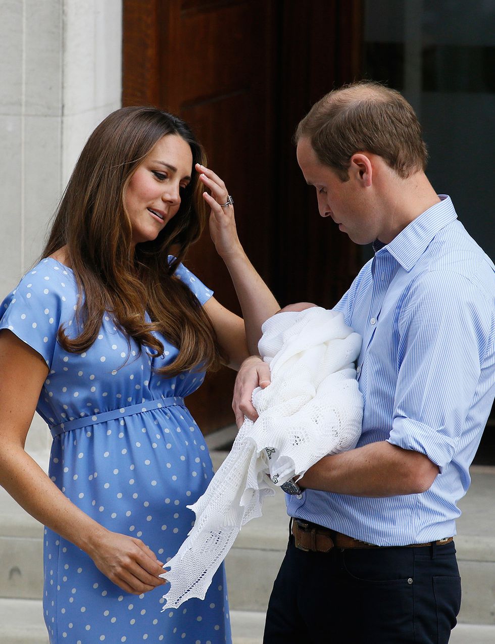 <p>Por extraño que parezca, imágenes como la de <strong>Kate Middleton</strong>, duquesa de Cambridge, tras dar a luz a su primer hijo, no son lo habitual entre las 'celebrities'. Por eso, su cuerpo postparto acaparó portadas al mostrarse así de natural un día después del parto del príncipe George.</p>