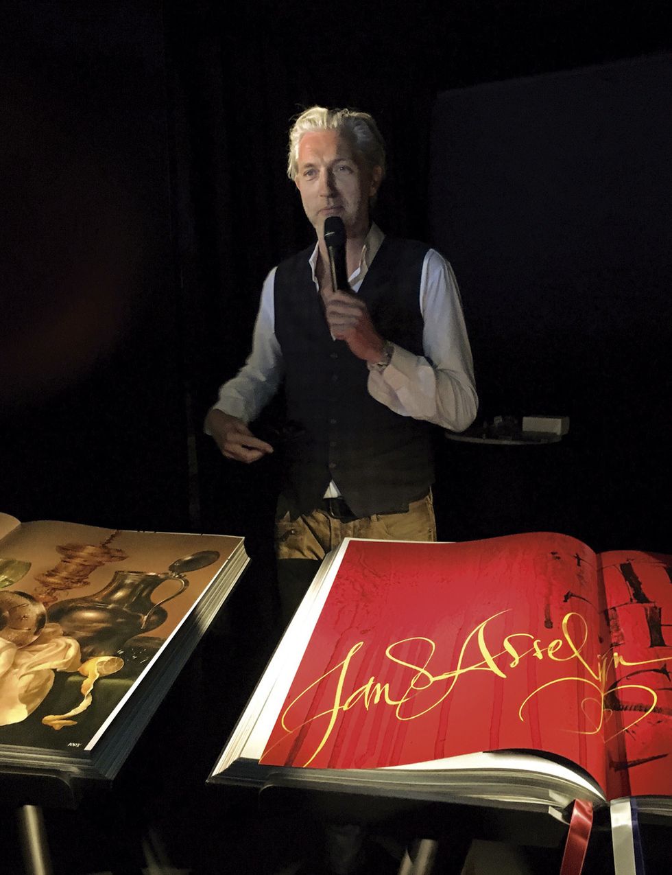<p>Marcel Wanders nos presentó su libro-joya <i>Rijks</i>, Maestros de la Edad de Oro, un homenaje a los pintores del siglo de oro holandés. En tres formatos, hice la foto, al de lujo: la Edición de Arte, un manuscrito de 40 kg. Wonderful Wanders!</p><p>&nbsp;</p>