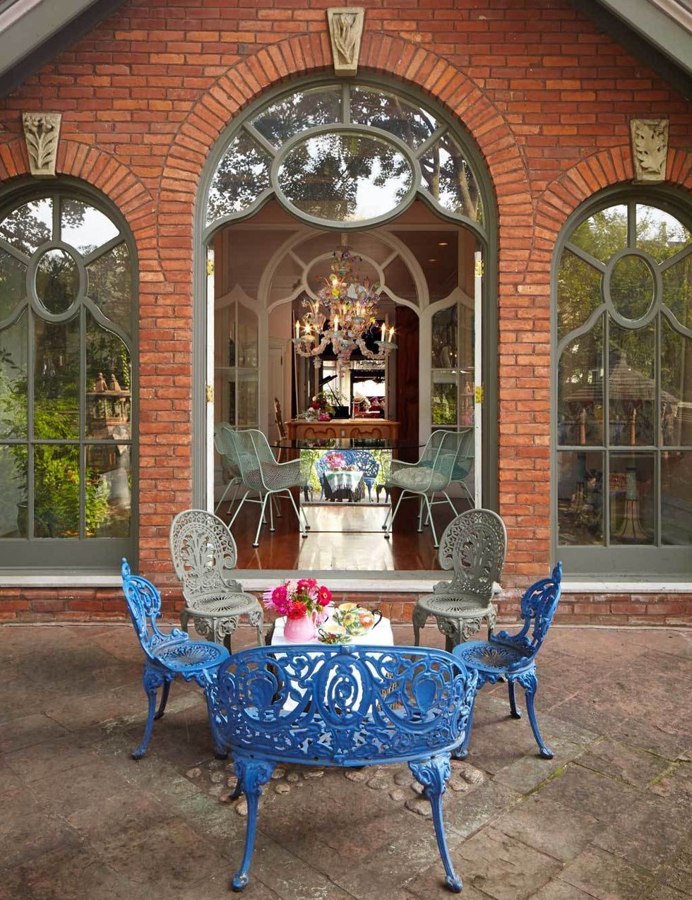 <p>La estética victoriana típica del s. XIX, época en la que se construyó la casa, se aprecia a la perfección en el porche. Las sillas y el banco de hierro son vintage.</p>