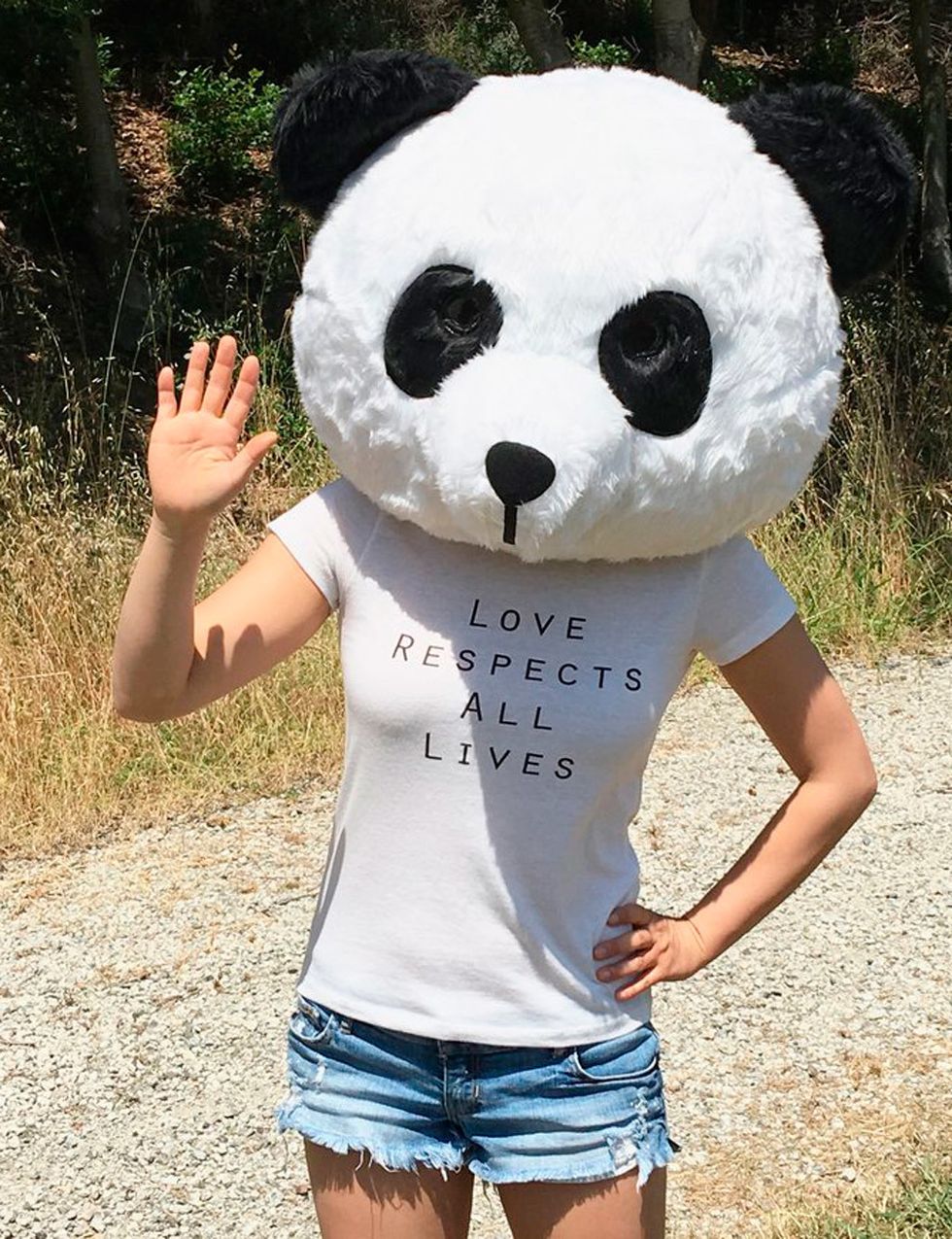 <p>Si eres vegana puedes mostrar el amor y el respeto a todos los animales del planeta con esta camiseta de <a href="https://www.meaningfulpaws.care/collections/tees/products/love-respects-all-lives-womens-tee?variant=20215141377" target="_blank">Meaningful Paws</a>&nbsp;(27,19 €).</p>