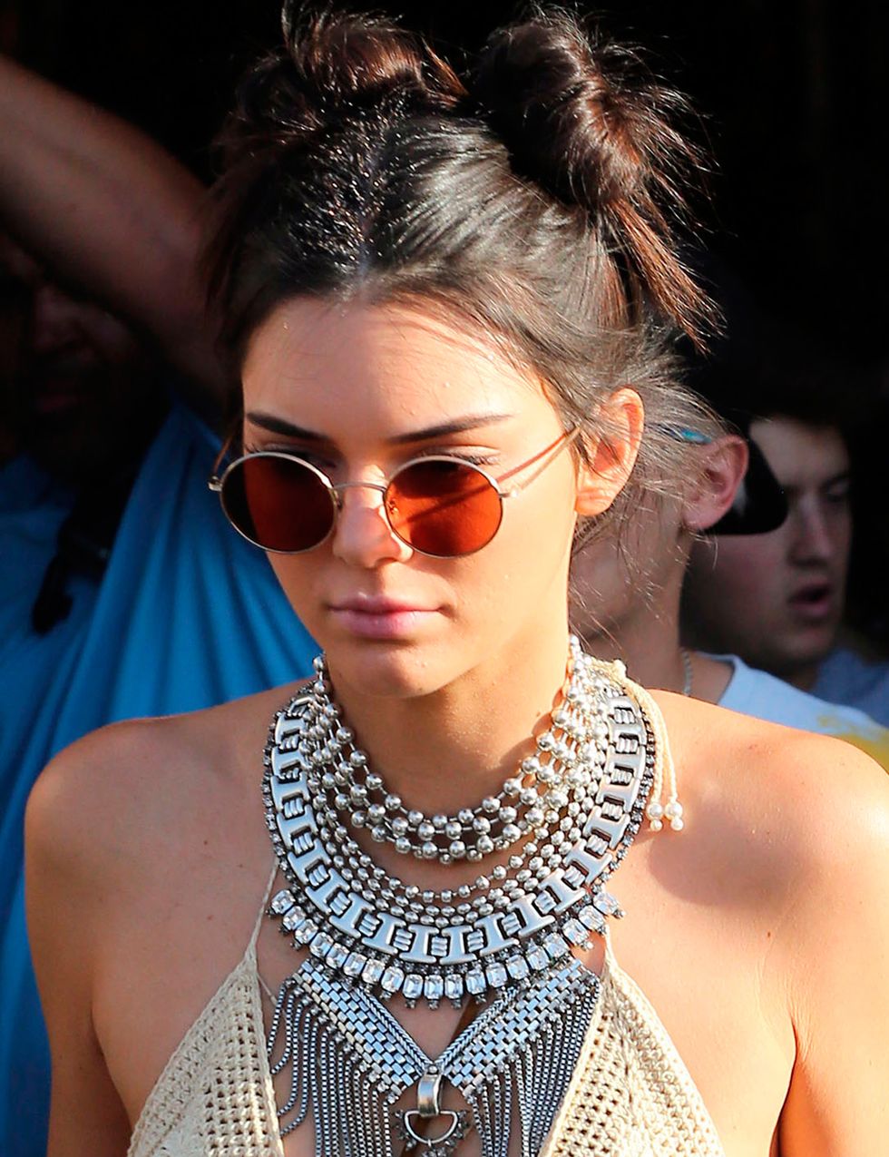 <p><strong>Kendall Jenner</strong> combina su look étnico de festival con unas gafas de sol rendadas con cristales oscuros.</p>