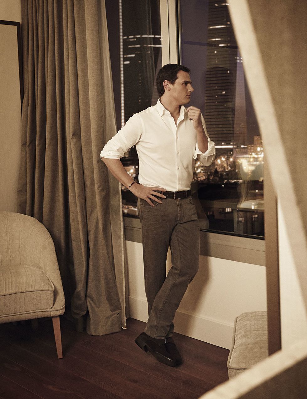 <p>Camisa blanca,  ‘jeans’ grises, cinturón y zapatos  de ante, todo de  Massimo Dutti.</p>