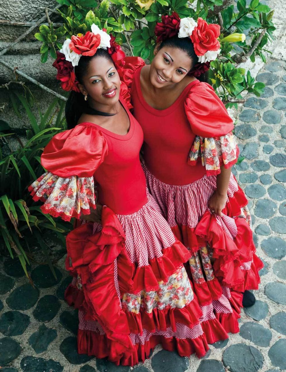 <p>El movimiento alegre al son de la música y los coloridos trajes tradicionales son los protagonistas de la cultura del baile dominicano. Con una docena de variedades, estas danzas pasean con soltura entre los ritmos africanos y los híbridos caribeños.&nbsp;</p><p>El casco viejo acoge todos los viernes y sábados a un plantel de bailarines y músicos que interpretan merengue, bachata, pambiche y otras disciplinas que los turistas y curiosos disfrutan de forma gratuita en un precioso entorno histórico.</p><p>• Lugar: Plaza de España.</p><p>• Fecha: Hasta el 26 de diciembre.</p>