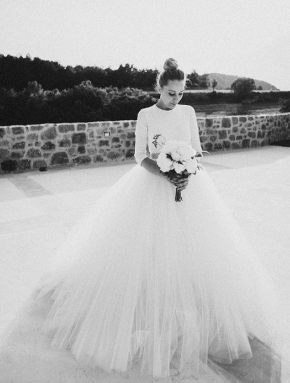 <p>Una especacular boda en el Pirineo catalán, Priscila eligió a <strong>Rosa Clará</strong> para el diseño de su vestido de novia. De manga larga y voluminosa falda de tul.</p>