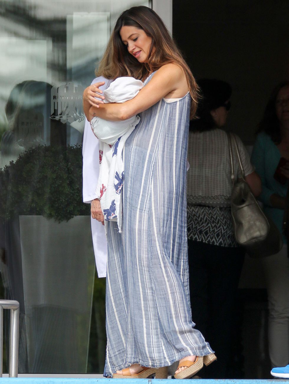 <p>Para la salida del hospital tras el nacimiento de Lucas,<strong> Sara Carbonero</strong> eligió un vestido largo de rayas, muy cómodo y veraniego.</p>