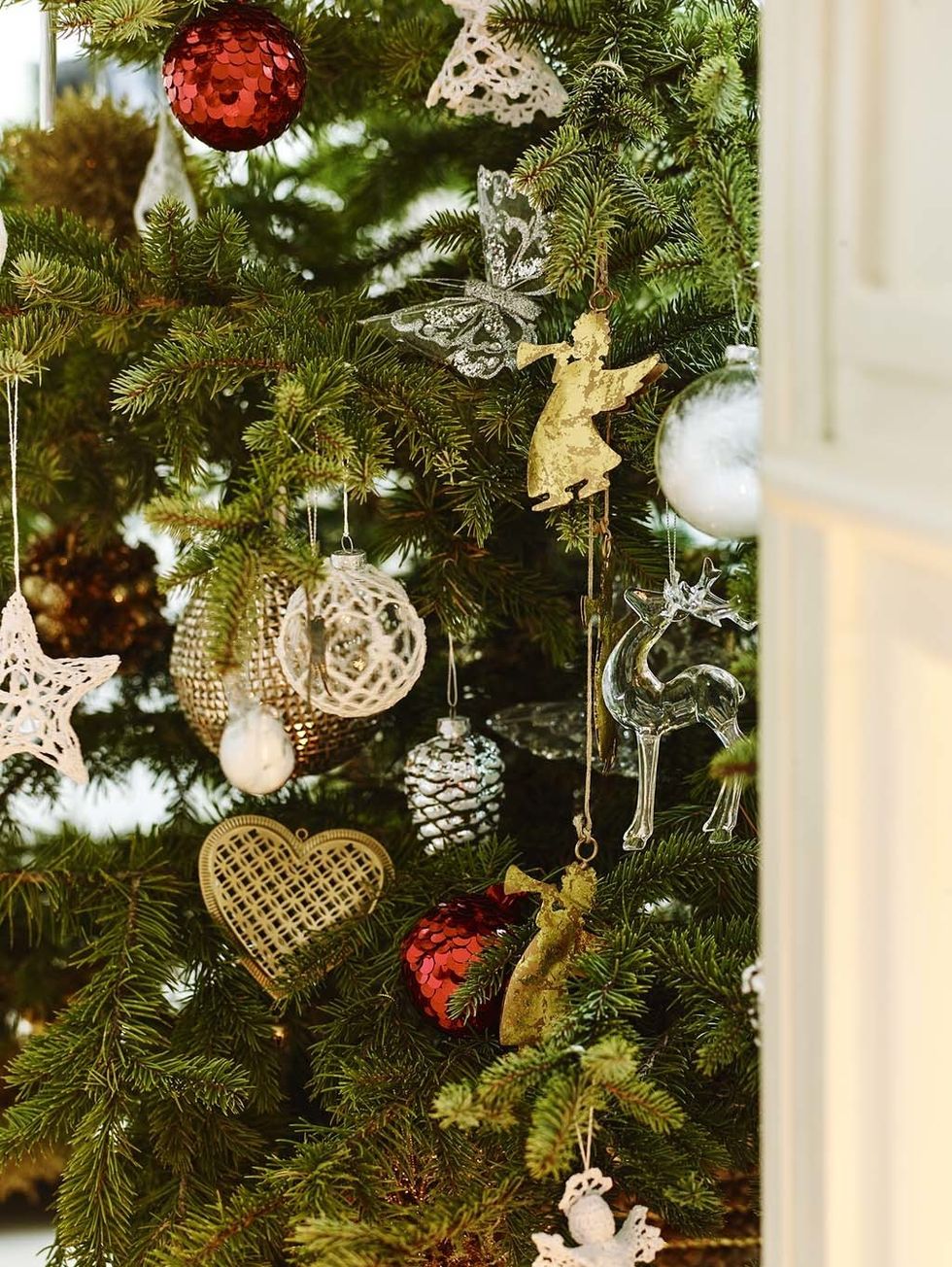 <p>En lo nuevo de Zara Home se rescata el espíritu navideño más clásico y puro para vestir el árbol en rojo, blanco y dorado. Las piñas de tu infancia entran en escena junto a ángeles, corazones, estrellas, renos y las clásicas bolas, decoradas con lentejuelas.</p>