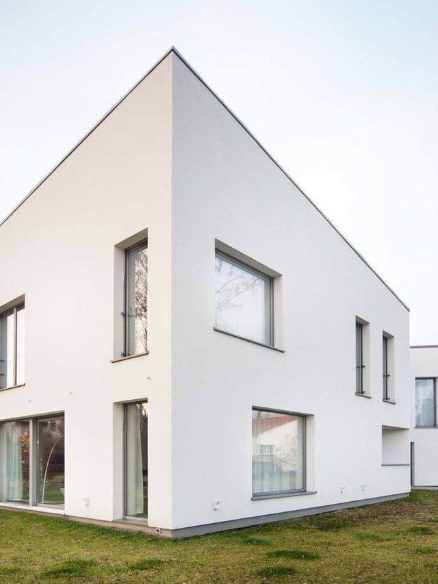 Casa blanca e irregular con diseño modernista en Polonia