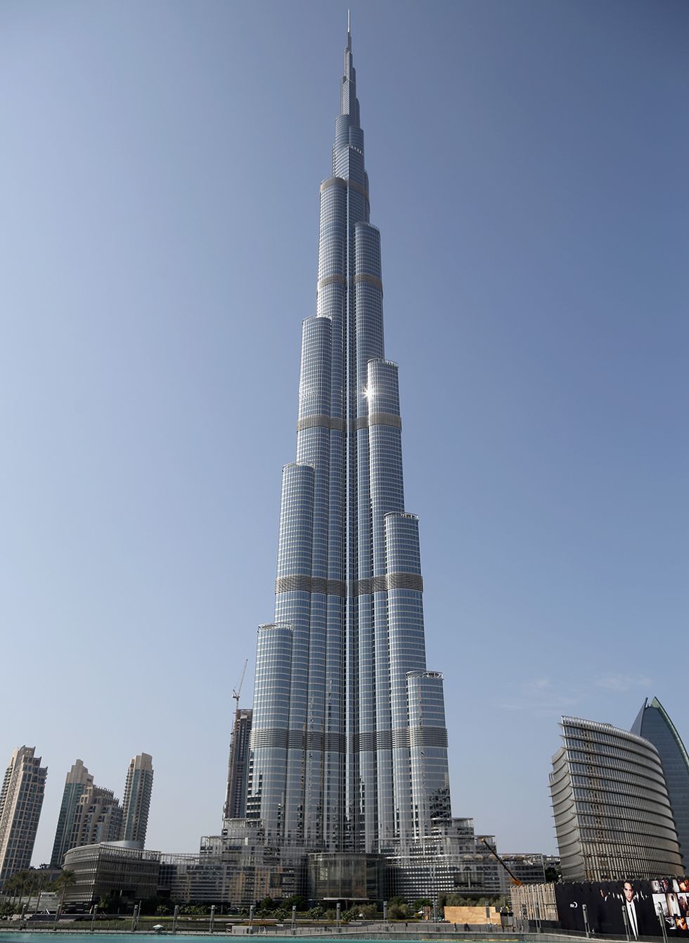 <p>Míralo bien: con sus ¡828 metros! es el edificio más grande del planeta, y solo por esto merece ocupar un puesto en la lista. En la planta 124, una zona de observación permite ver todo Dubai y gran parte del golfo Pérsico. La mitad del edificio (hasta la planta 156) está hecha en hormigón y el resto en acero, que es más ligero.</p><p>&nbsp;</p>