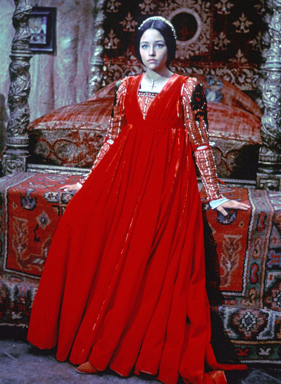 <p>Un clásico olvidado de Franco Zeffirelli, que en 1968 dio a conocer a Oliva Hussey con vestidos tan maravillosos como este de terciopelo rojo. El exquisito diseño de vestuario hizo al filme merecedor de un Oscar de la Academia.</p>