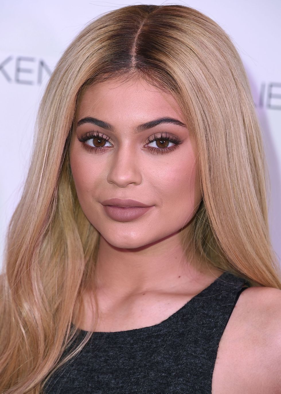 <p>Sin embargo, no es a Delevingne a quien le debemos el nacimiento de esta tendencia. En materia de labios, la gurú absoluta es la pequeña de las Kardashian,<strong> Kylie Jenner.</strong> Con el lanzamiento de sus <a href="http://kyliecosmetics.com/collections/frontpage" target="_blank">Lip Kits</a> en tonos marrón y 'nude' Jenner ha revivido los tonos de labios más noventeros.</p>