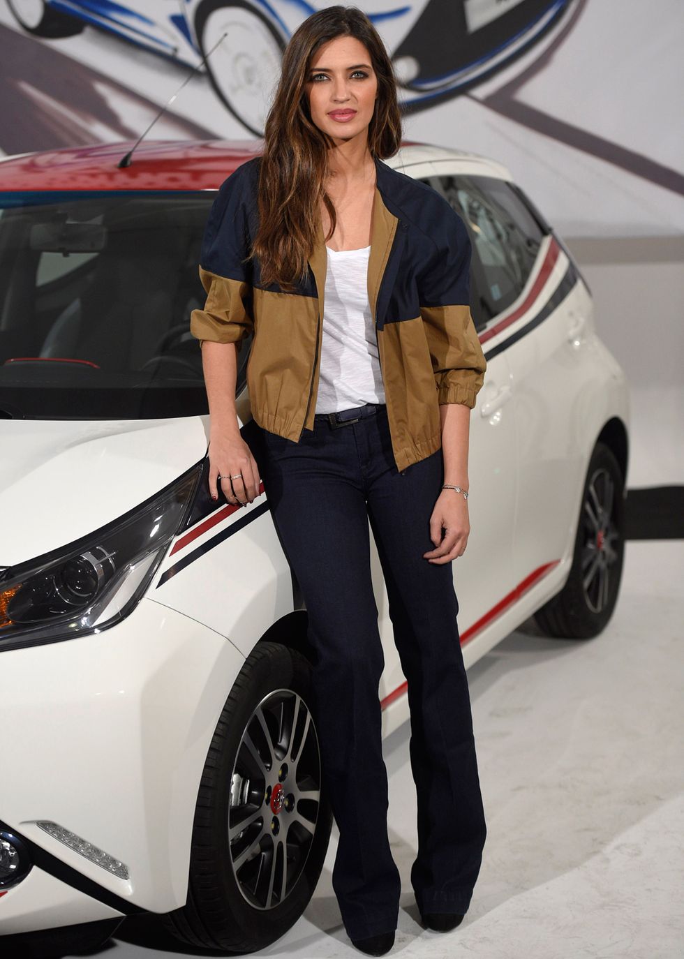 <p>En la presentación del nuevo Toyota Aygo personalizado por Modesto Lomba vimos a Sara con un look casual con vaqueros campana, camiseta blanca básica y cazadora bicolor.</p>