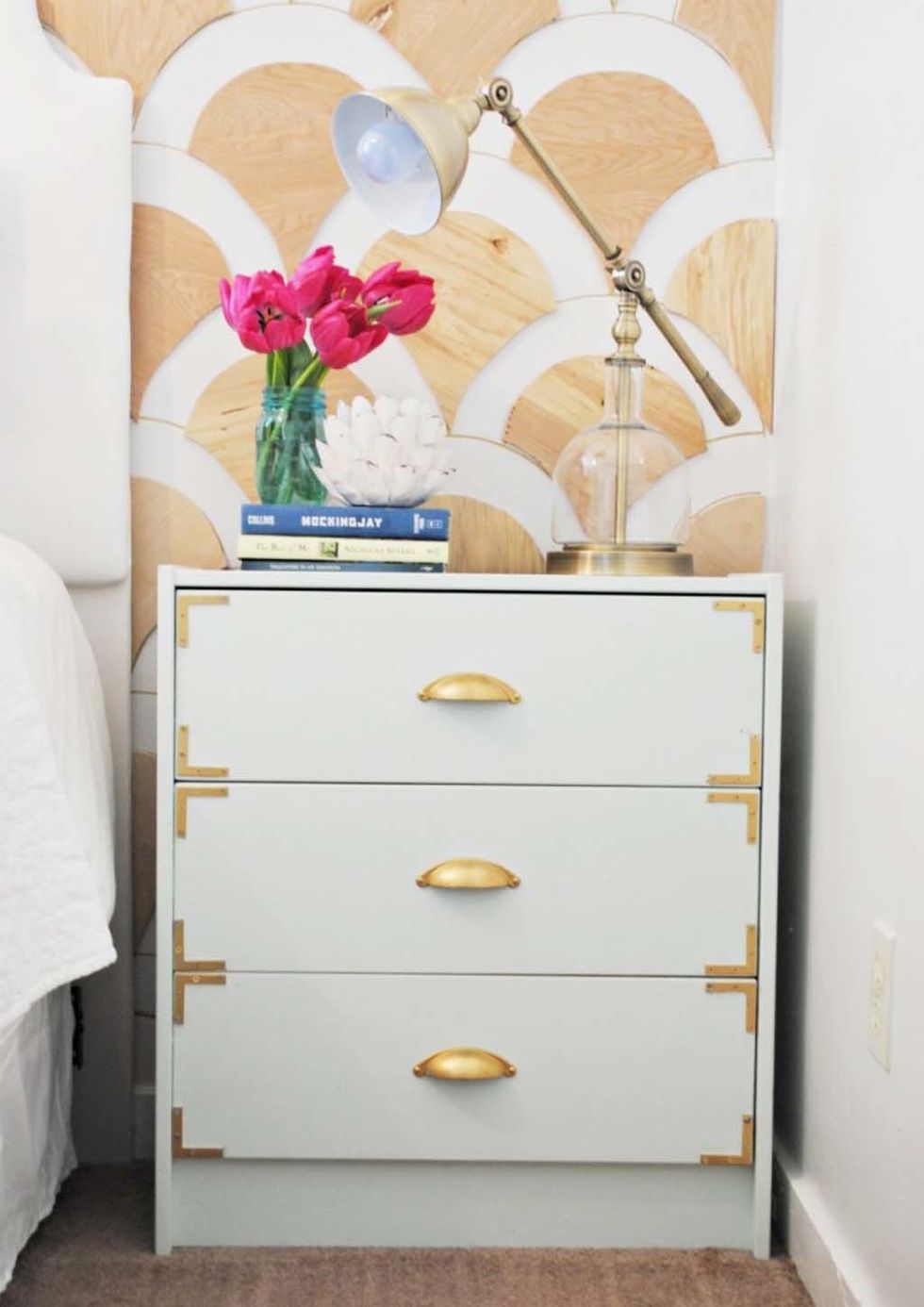 <p>En <a href="http://www.classyclutter.net/" target="_blank">Classy Clutter</a> han renovado el modelo pintándola en blanco y añadiendo detalles metálicos en las esquinas de los cajones y cambiando los dos pomos por un mango central. Pequeños toques que hacen única y personal la pieza.</p><p>&nbsp;</p>