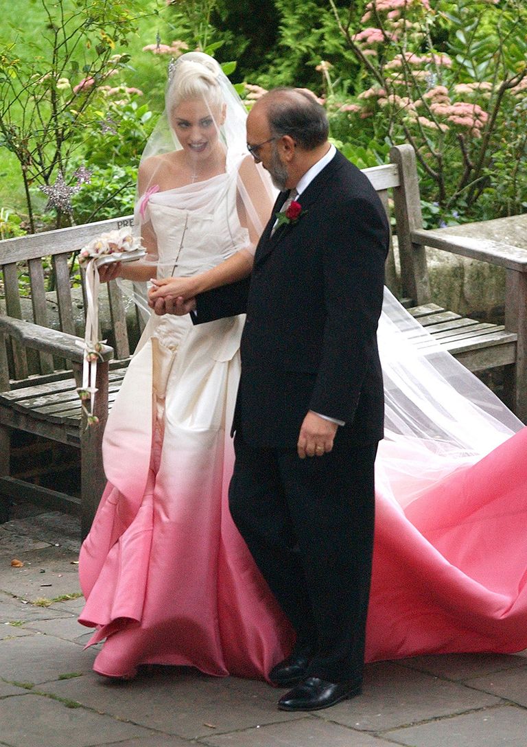<p>John Galliano es el autor del famoso vestido en tonos rosas de Gwen Stefani, en su boda con Gavin Rossdale en septiembre de 2004. Luego lo donÃ³ al museo Victoria &amp; Albert de Londres, ya que, para ella, &quot;es una verdadera obra de arte&quot;.</p>