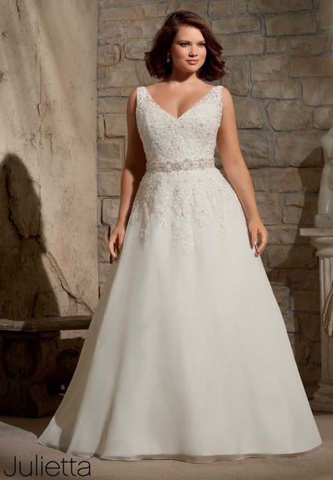 curvy brides: una historia y 17 looks para inspirarte