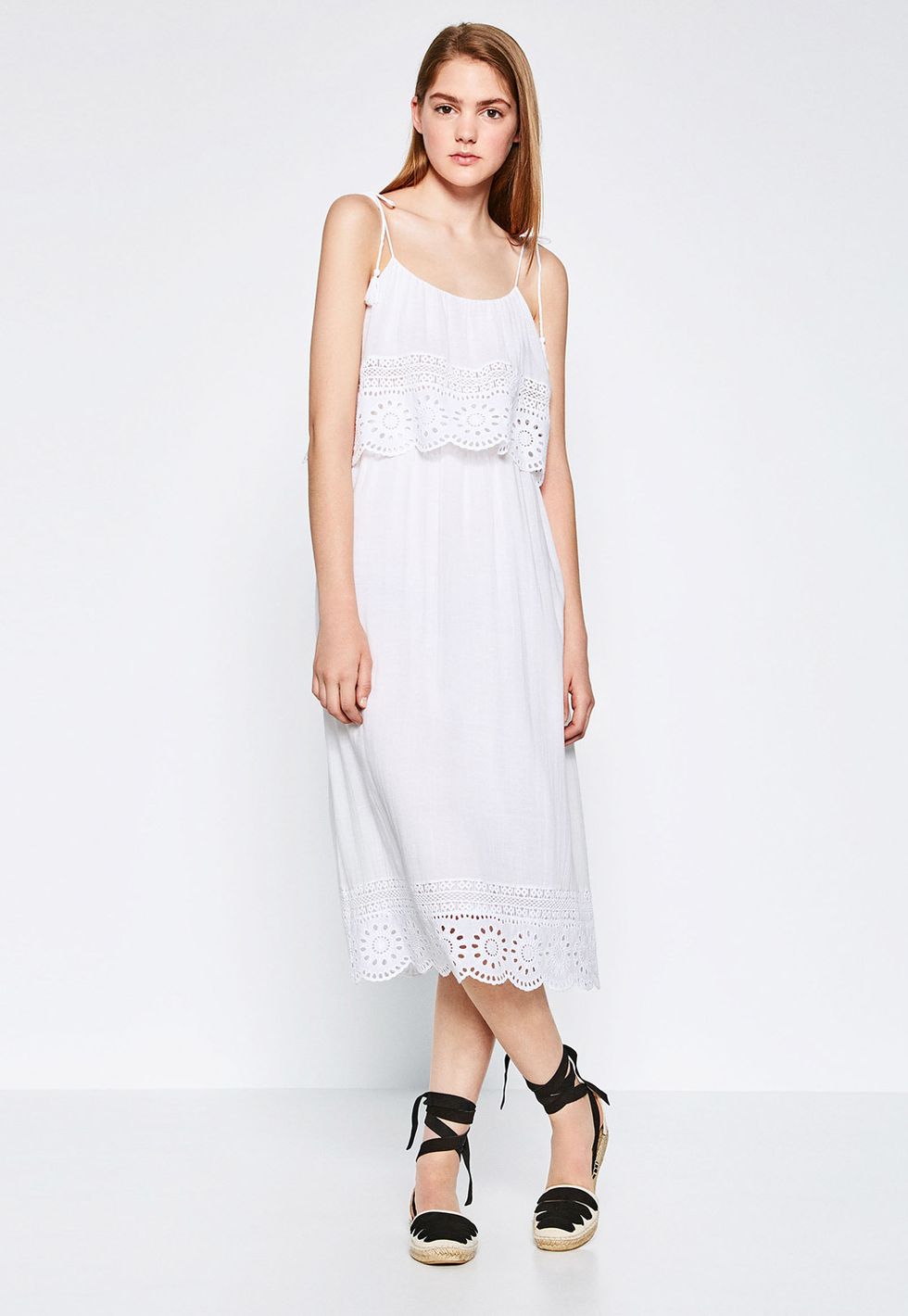 <p>Este vestido midi blanco, troquelado y con volante puede ser una opción perfecta para una boda informal . Cuesta 39,95 €.</p>